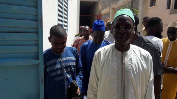 Le responsable "Apériste" Abdou Karim Sall offre un climatiseur à l'imam de la grande mosquée de MBAO