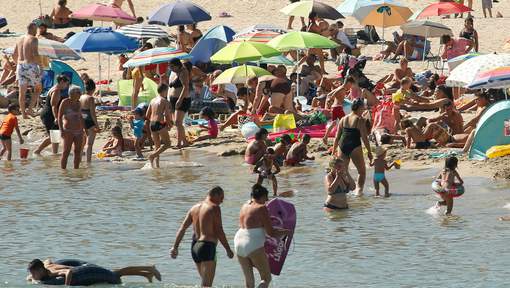 Burkini: des maires maintiennent l'interdiction