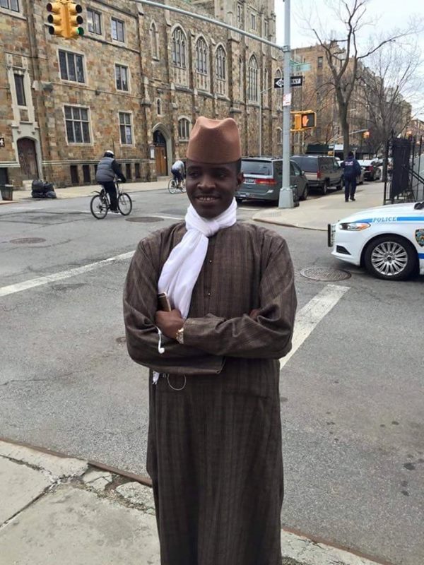 Sur cette photo, le jeune Mbacké-Mbacké pose fièrement hors du Sénégal et de ses scandales