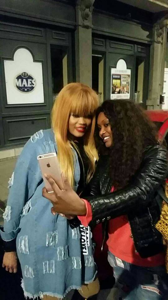 Photos: Déesse Major fashionista avant le concert de Bruxelles