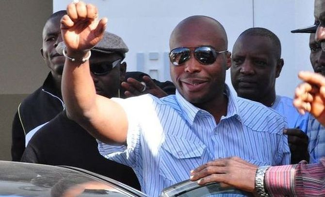Tout de blanc vêtu, Barth' est arrivé très tôt au tribunal  Tout de blanc vêtu, Barth' est arrivé très tôt au tribunal