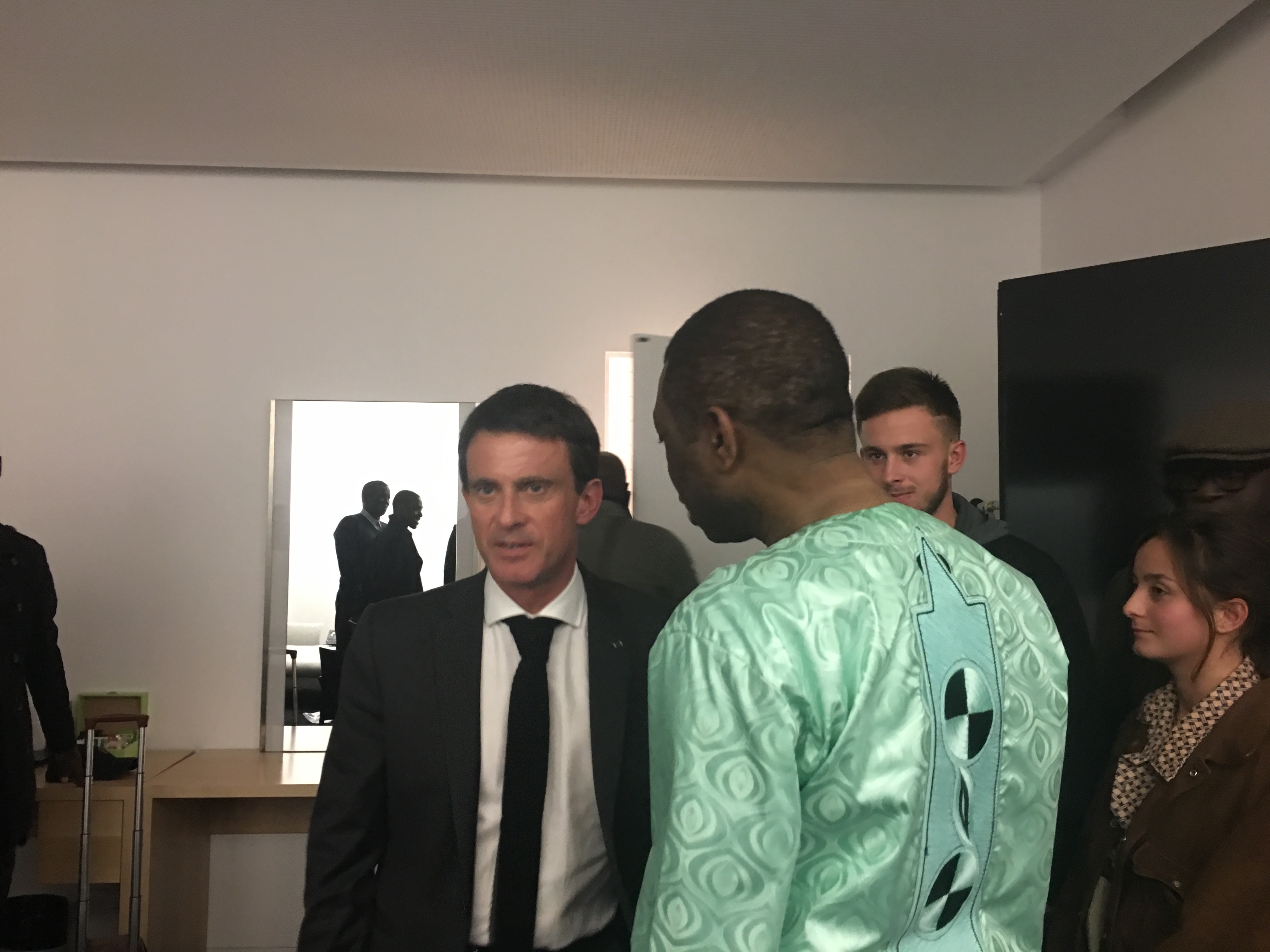 Le Premier ministre français Manuel Valls et Youssou N'Dour au concert philharmonique à Paris