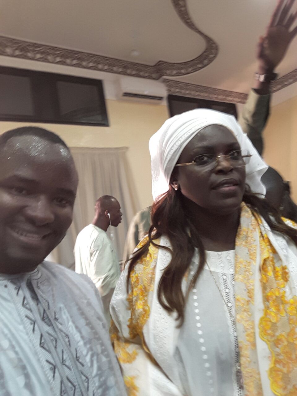 Cheikh Gadiaga, bras droit de Cheikh Amar, posant avec Mme Marieme Faye Sall