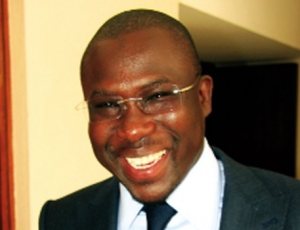 Abdoul Aziz Diop: «Farba Senghor est un homme désespérément seul, un homme sans parcours ni histoire qui n’a existé qu’en étant courtier…» Abdoul Aziz Diop: «Farba Senghor est un homme désespérément seul, un homme sans parcours ni histoire qui n’a existé qu’en étant courtier…»