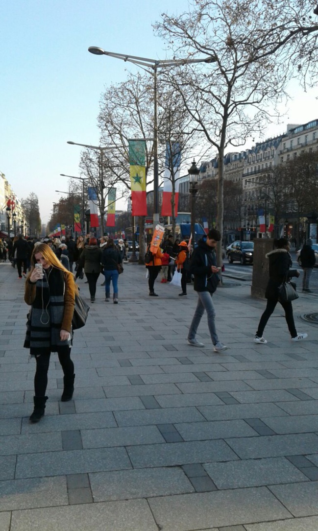 PHOTOS - Le drapeau du Sénégal flotte sur les Champs Elysées et sur l'avenue des Ternes