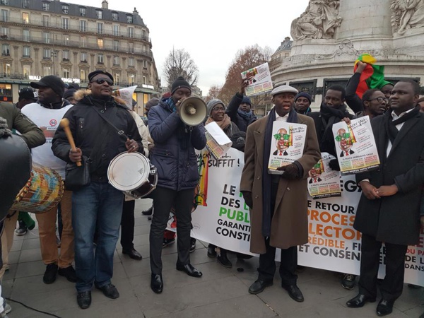 26 personnes de l'opposition Sénégalaise ont manifesté à Paris ( Photos)