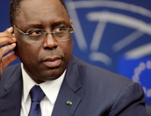 Comment Macky Sall garde-t-il un œil sur la Gambie