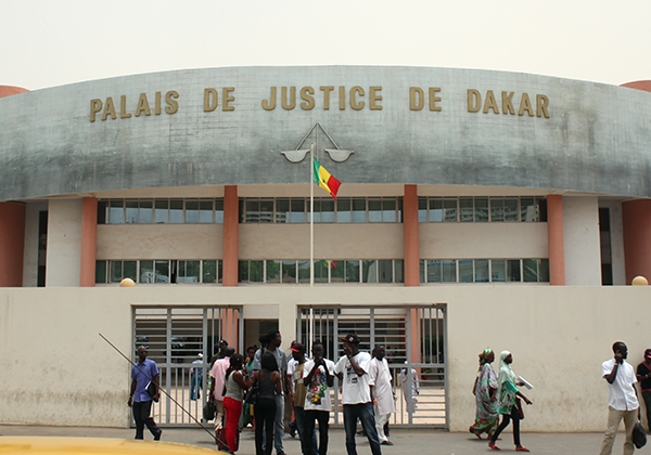 Il traine son petit frère devant la justice pour abus de confiance