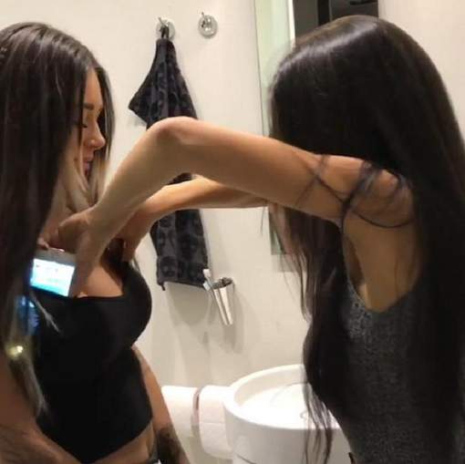 Une astuce infaillible pour reconnaître les vrais et faux seins grâce à un smartphone