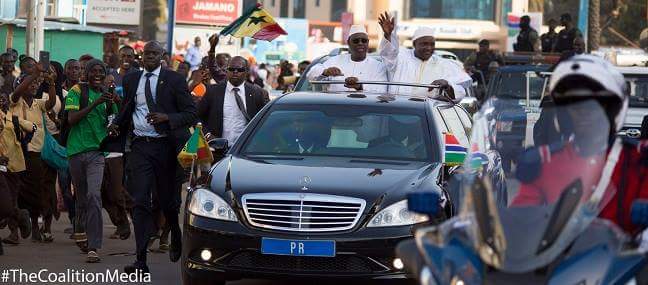 Fête d'indépendance de la Gambie: Accueil triomphal du Président Macky Sall par son homologue, Adama Barrow à Banjul (images)