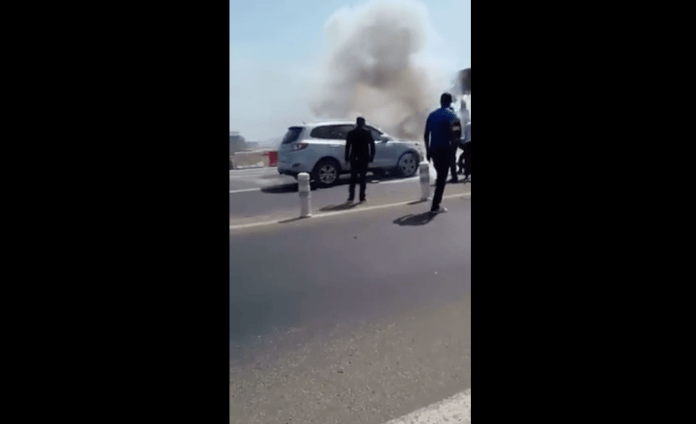 Une voiture prend feu sur l’autoroute à péage Une voiture prend feu sur l’autoroute à péage