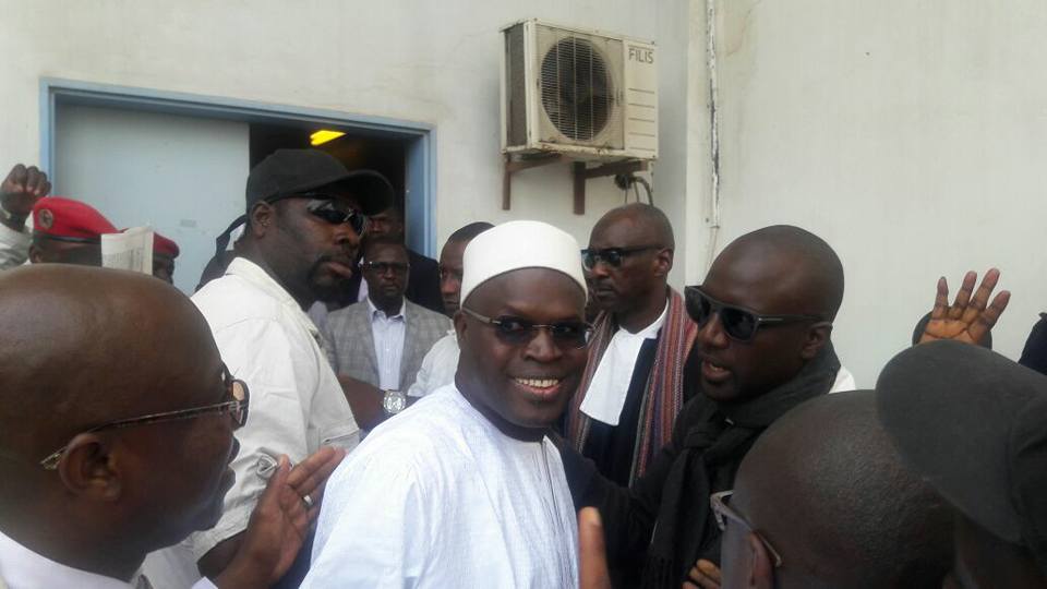 Khalifa Sall sortant des locaux de la BAG(brigade des affaires générales)