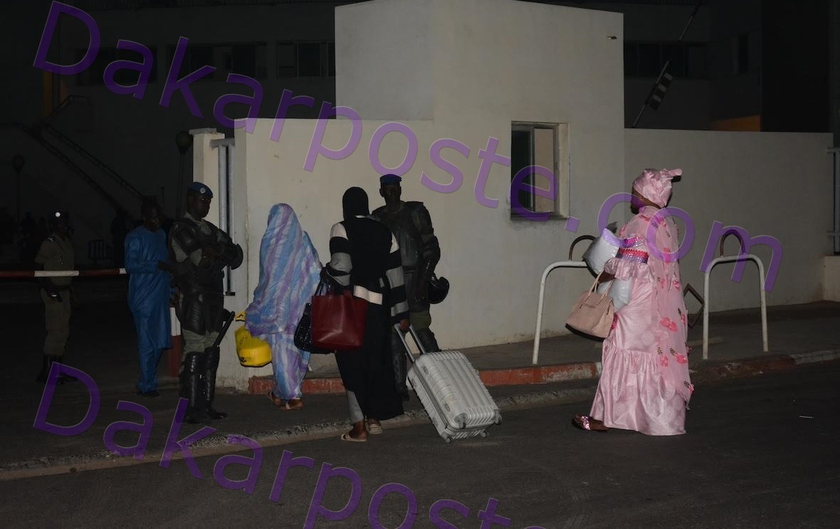 Sur ces images, les parents du maire de Dakar lui apportent quelques accessoires dont il a besoin en prison (pyjama, brosses à dents, chaussures de sport, caleçons‎...)