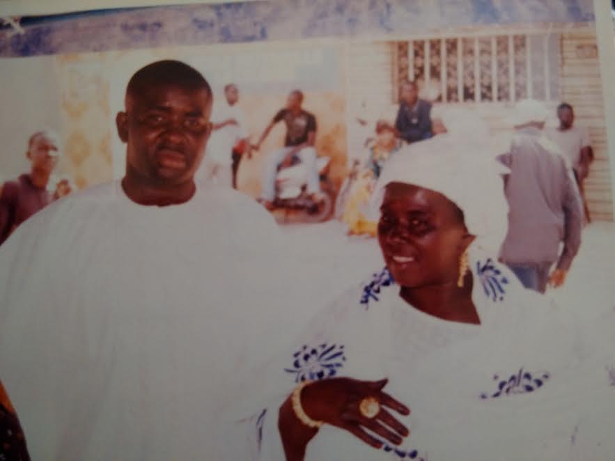 Arrêt sur image! Le célèbre Lahat Ndiaye, exilé à Paris, posant ici avec sa maman