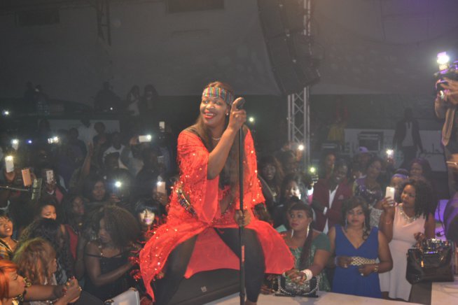 ( 23 PHOTOS ) LES PREMIÈRES IMAGES DU « GRAND BÉGUÉ » DE CASABLANCA, LE CONCERT DE PAPE DIOUF BAT SON…