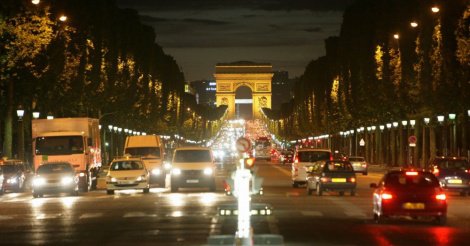 Fusillade sur les Champs-Elysées : un policier tué, un assaillant abattu