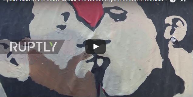 Un graffiti de Messi et Ronaldo s'embrassant fait fureur avant le Clasico Un graffiti de Messi et Ronaldo s'embrassant fait fureur avant le Clasico