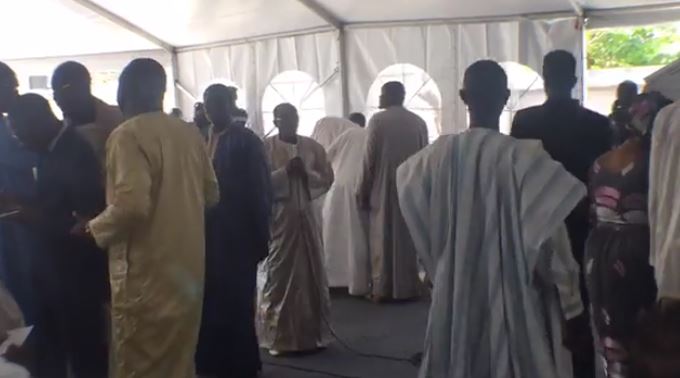 Suivez S.E M. Macky Sall, le président de la République présenter ses condoléances à Samuel Sarr, ancien ministre de l'Energie, en direct sur leral.net