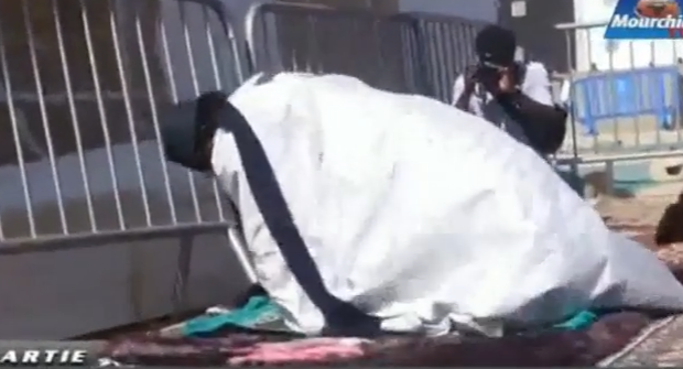 Emouvante : Serigne Moustapha Sy au Mausolée de son père AL MAKHTOUM avec sa soeur…REGARDEZ