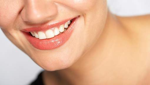 Sept aliments pour garder vos dents blanches