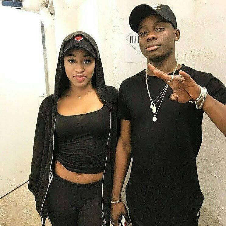 Arrêt sur image ! Le chanteur Sidiki Diabaté avec sa...copine