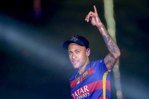 Le clan Neymar a affiché sa "surprise" dans un communiqué et a contre-attaqué en indiquant avoir lancé une "procédure devant la juridiction compétente (...) en ce qui concerne les primes pour la signature du contrat en 2016, stipulées par contrat et non payées par le FC Barcelone". © afp.