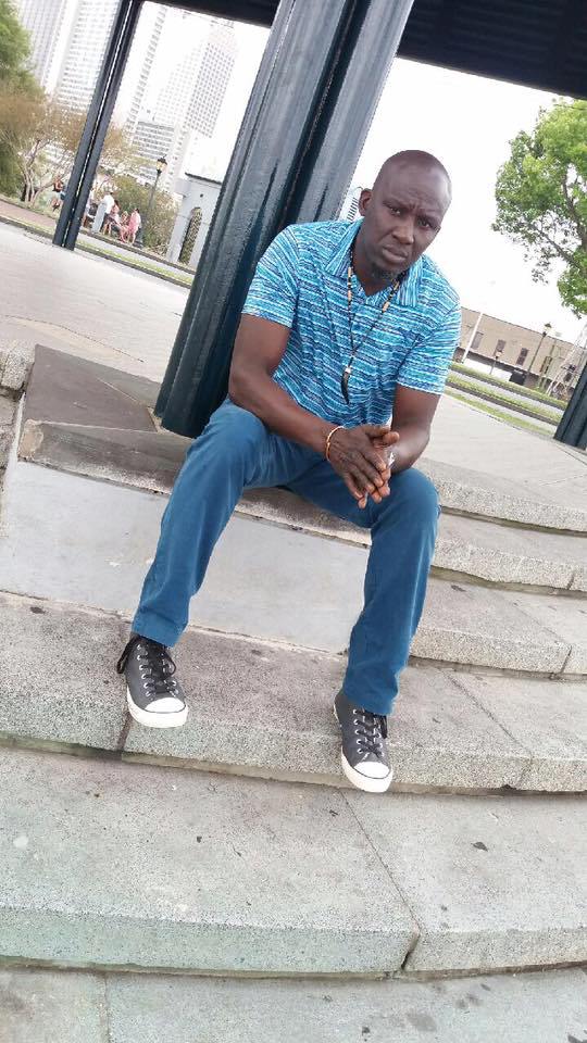 Assane Diouf portait un jean noir et un t-shirt bleu à son arrivée à l’aéroport de Dakar