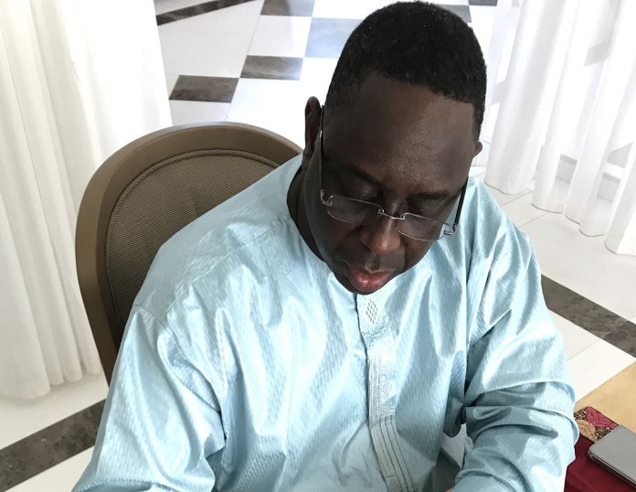 Dans ses chambres d’étudiant – Macky Sall revisite
