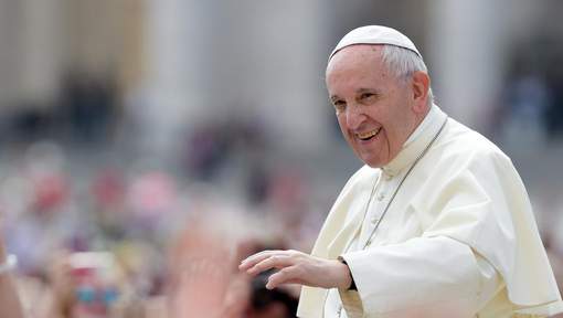 La papamobile freine brutalement: François légèrement blessé