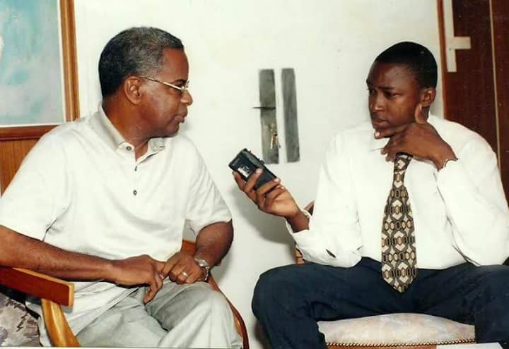 Dr Cheikh Diallo jeune reporter au quotidien Le Soleil lors d'une ira avec feu Djibo Ka