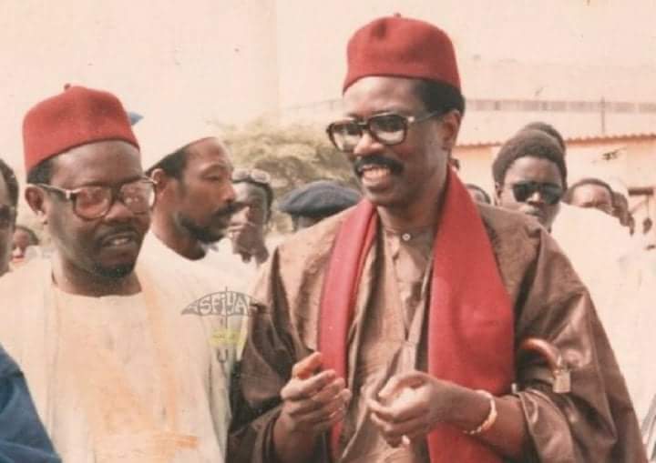 Feu Serigne Abdoul Aziz Sy Al Amine  (en blanc) et le regretté Al Maktom
