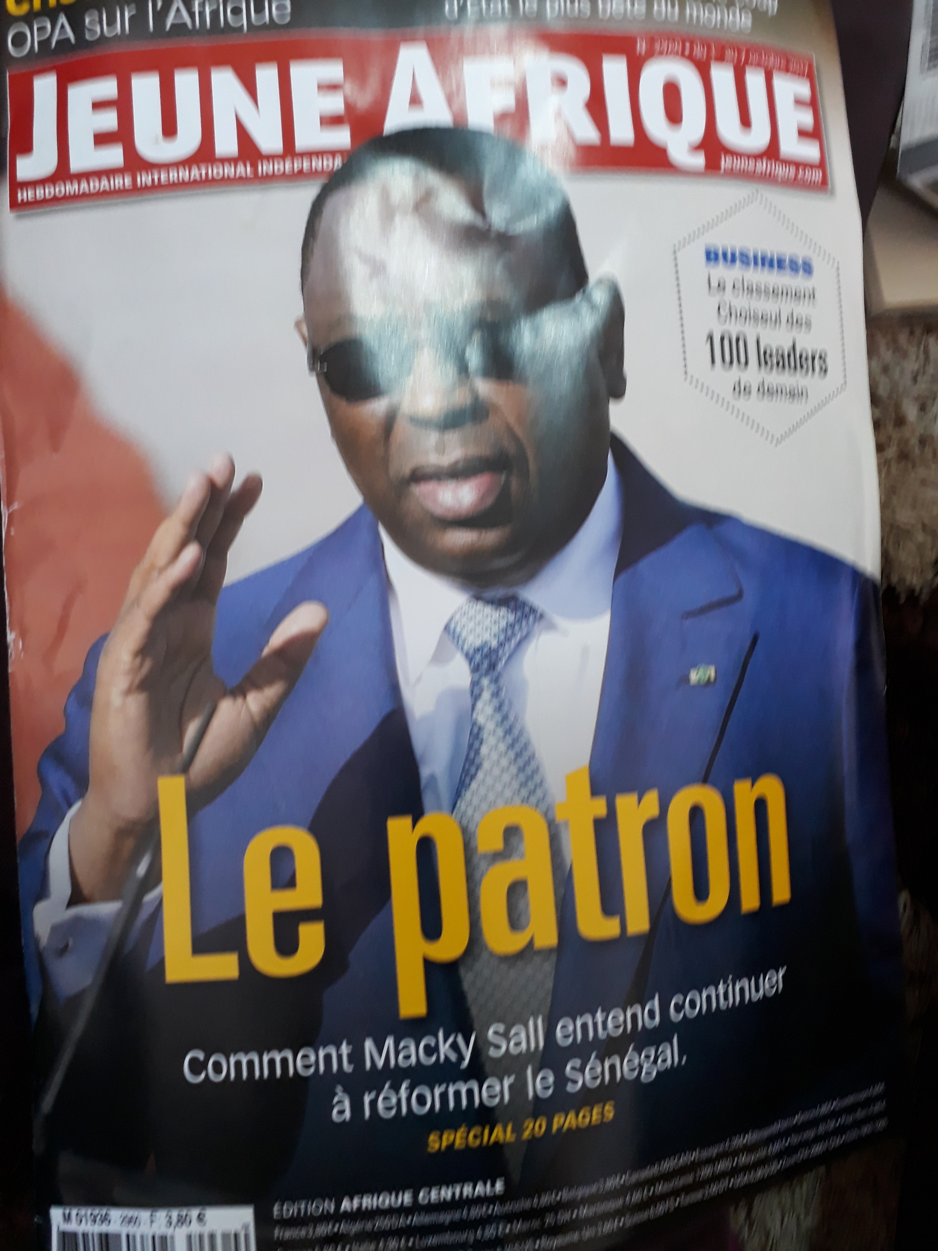 Rien n'est de trop pour rempiler- A quelques mois de la Présidentielle au Sénégal, Macky "le patron" casque des millions de francs cfa à  Jeune Afrique pour son image