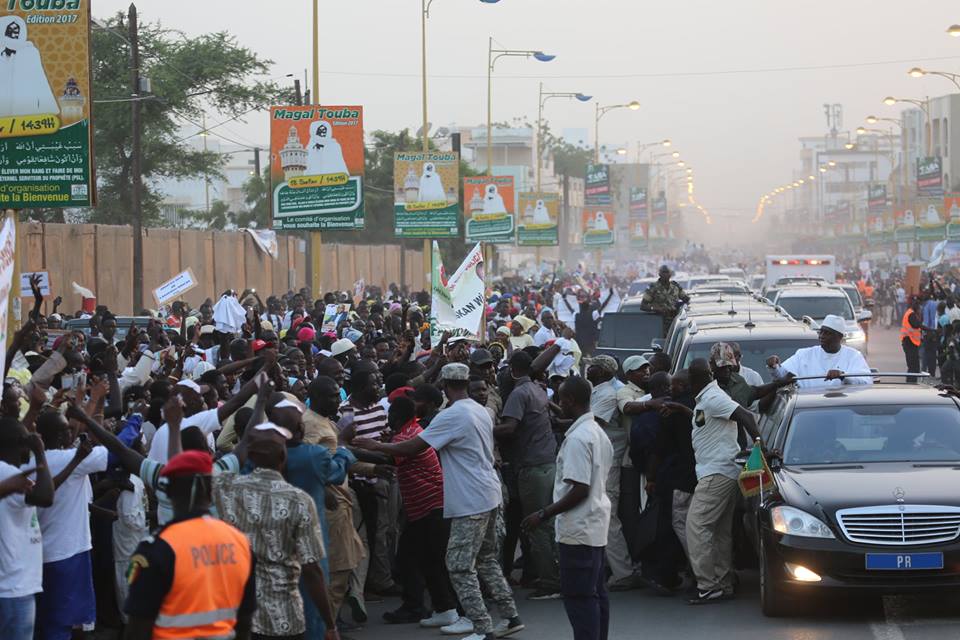 Le Pr Macky Sall accueilli en grande pompe à Touba (IMAGES)