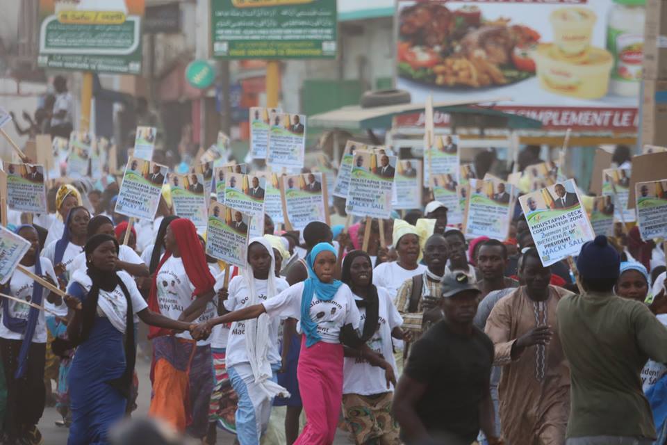 Le Pr Macky Sall accueilli en grande pompe à Touba (IMAGES)