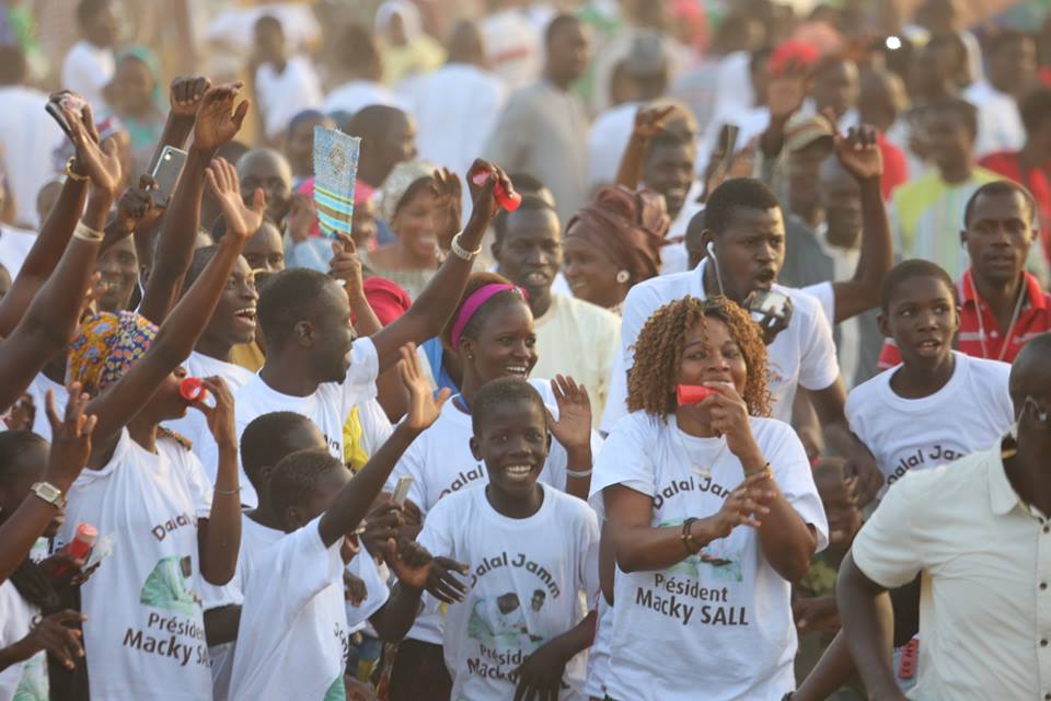 Le Pr Macky Sall accueilli en grande pompe à Touba (IMAGES)