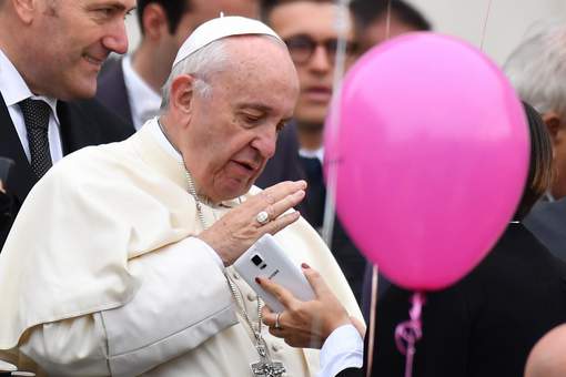 Pas de téléphones pendant la messe, demande le pape