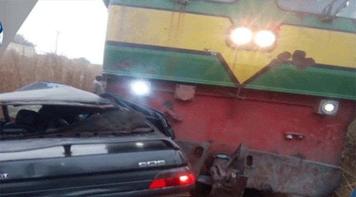 KM 50 : UN AUTORAIL TRAÎNE UNE VOITURE SUR 200M