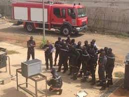 A court de moyens, les sapeurs pompiers Sénégalais s'attachent les services de l'armée Française