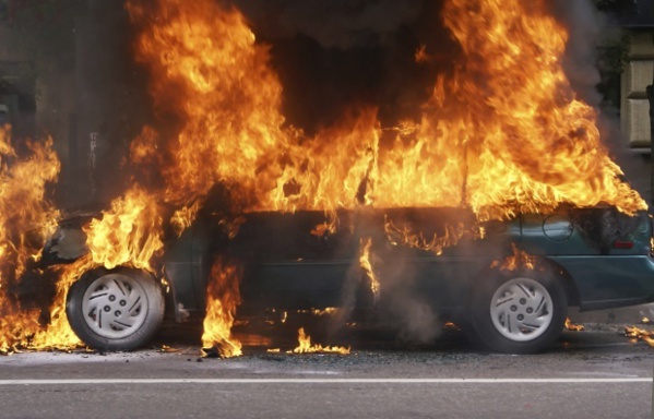 La voiture du porte parole de la collectivité Léboue incendiée par ...