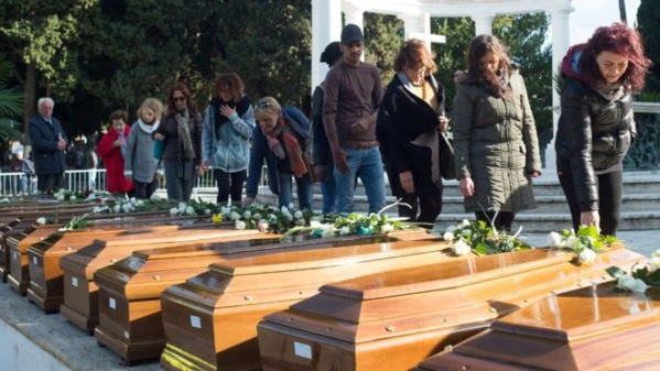 Italie : funérailles pour 26 migrantes noyées