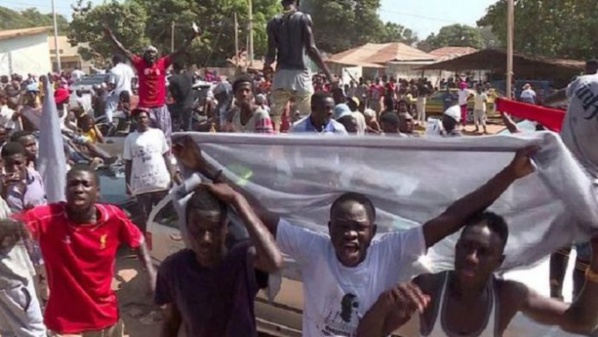 En Gambie, un groupe de jeunes veut manifester contre les délestages