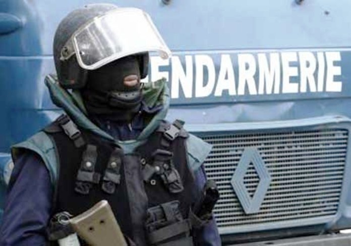 URGENT – La Gendarmerie perturbe les locaux de Dmedia pour fermer Zik Fm