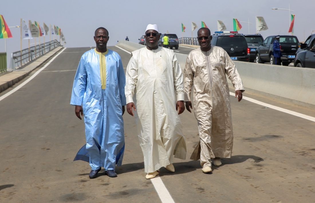 Macky s'approprie l'AIBD et casque des briques de publi-reportage à Jeune Afrique Macky s'approprie l'AIBD et casque des briques de publi-reportage à Jeune Afrique
