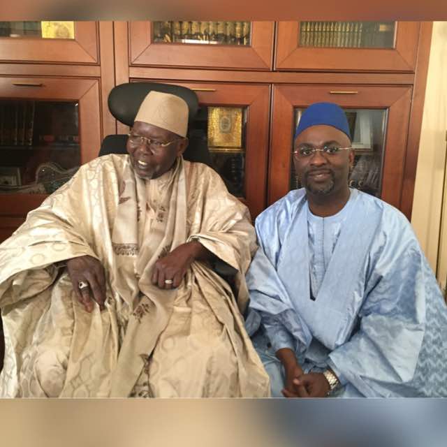 Le Dg des Impôts posant fièrement avec le regretté Serigne Abdoul Aziz Sy