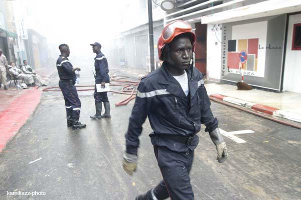 Les Sapeurs éteignent un incendie avec des sceaux d’eau