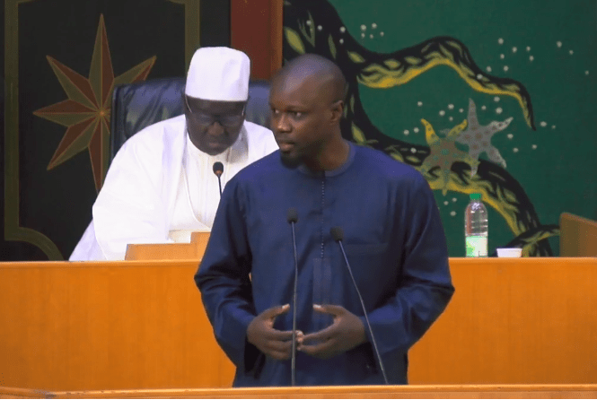 Vote Du Budget Du Ministère Du Pétrole Et Des Énergies : SONKO Brandit Son Livre Et Défie Le Gouvernement Vote Du Budget Du Ministère Du Pétrole Et Des Énergies : SONKO Brandit Son Livre Et Défie Le Gouvernement