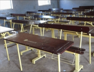 Aliou Sall peint les tables des écoles de Guédiawaye aux couleurs de l’APR