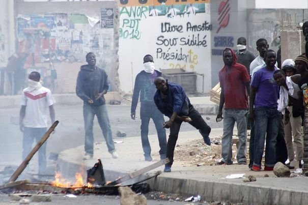 Etudiants et forces de l’ordre s’affrontent devant l’Ucad