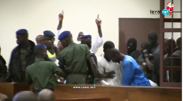 Vidéo explosive: Au tribunal de Dakar, les partisans des présumés terroristes scandent "Alah akbar" Regardez