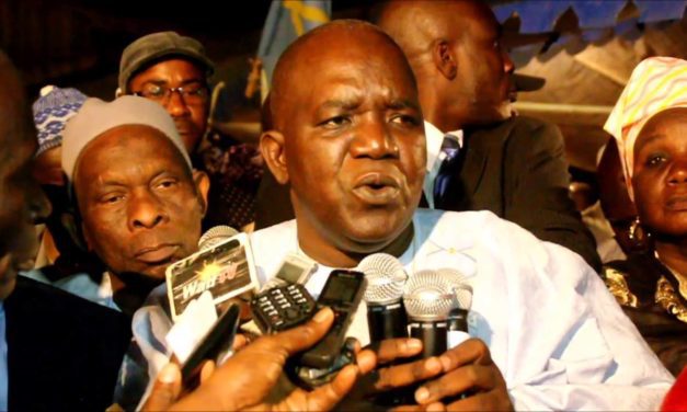 L'opposition maintient ses brassards rouges contre le président français L'opposition maintient ses brassards rouges contre le président français